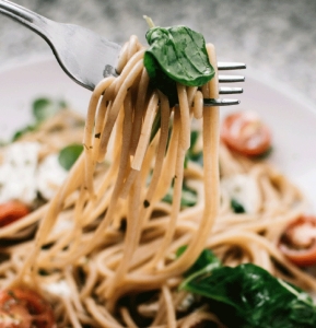 pasta con albahaca y cherrys