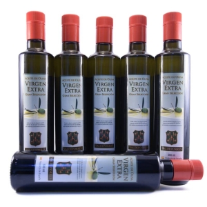 Botellas aceite de oliva con fondo